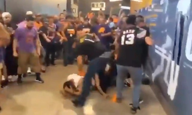 Los fanáticos de los Angeles Clippers y los Phoenix Suns se golpean entre sí